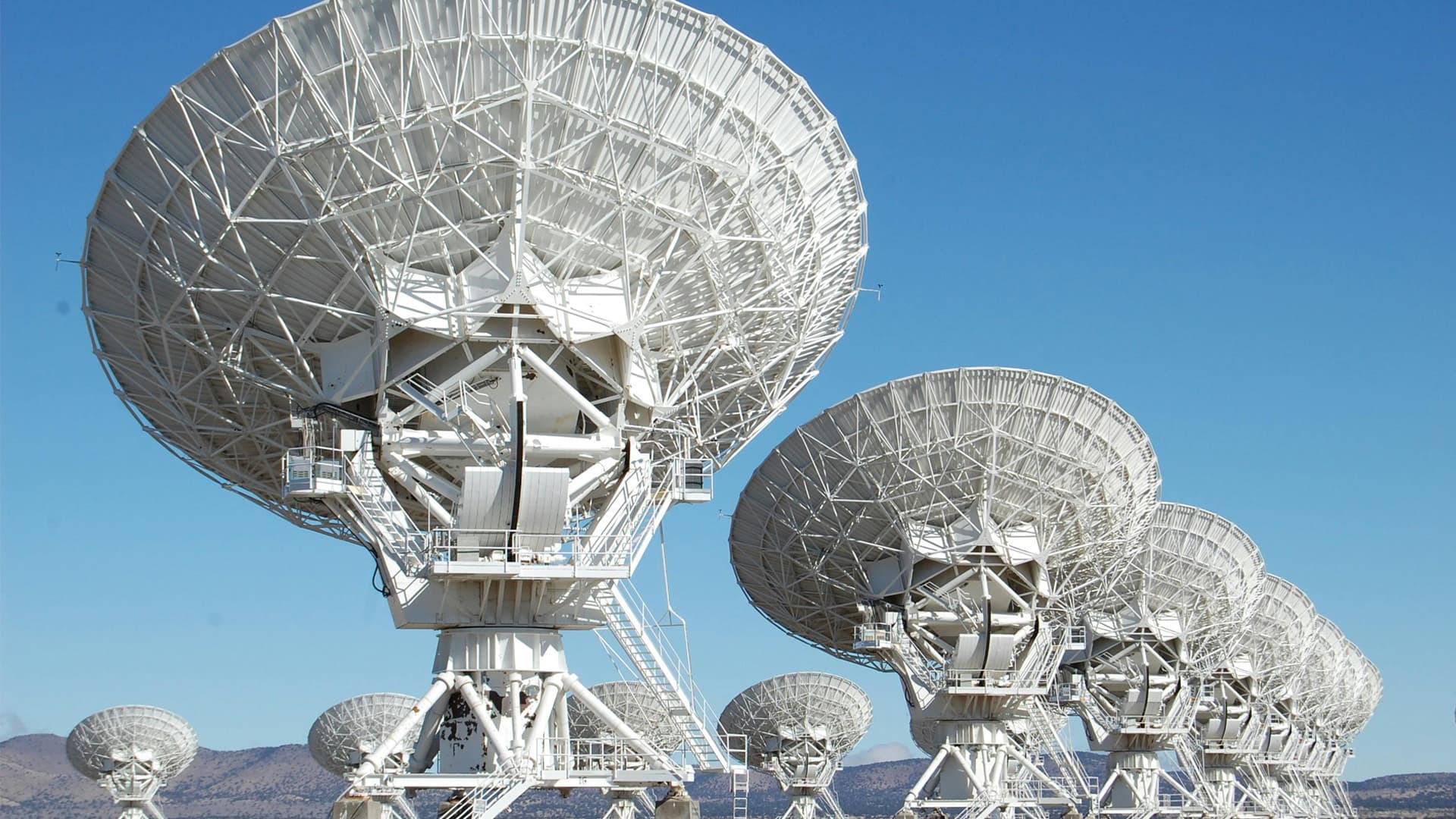 Linked by entanglement, small telescopes may see like one colossal mirror