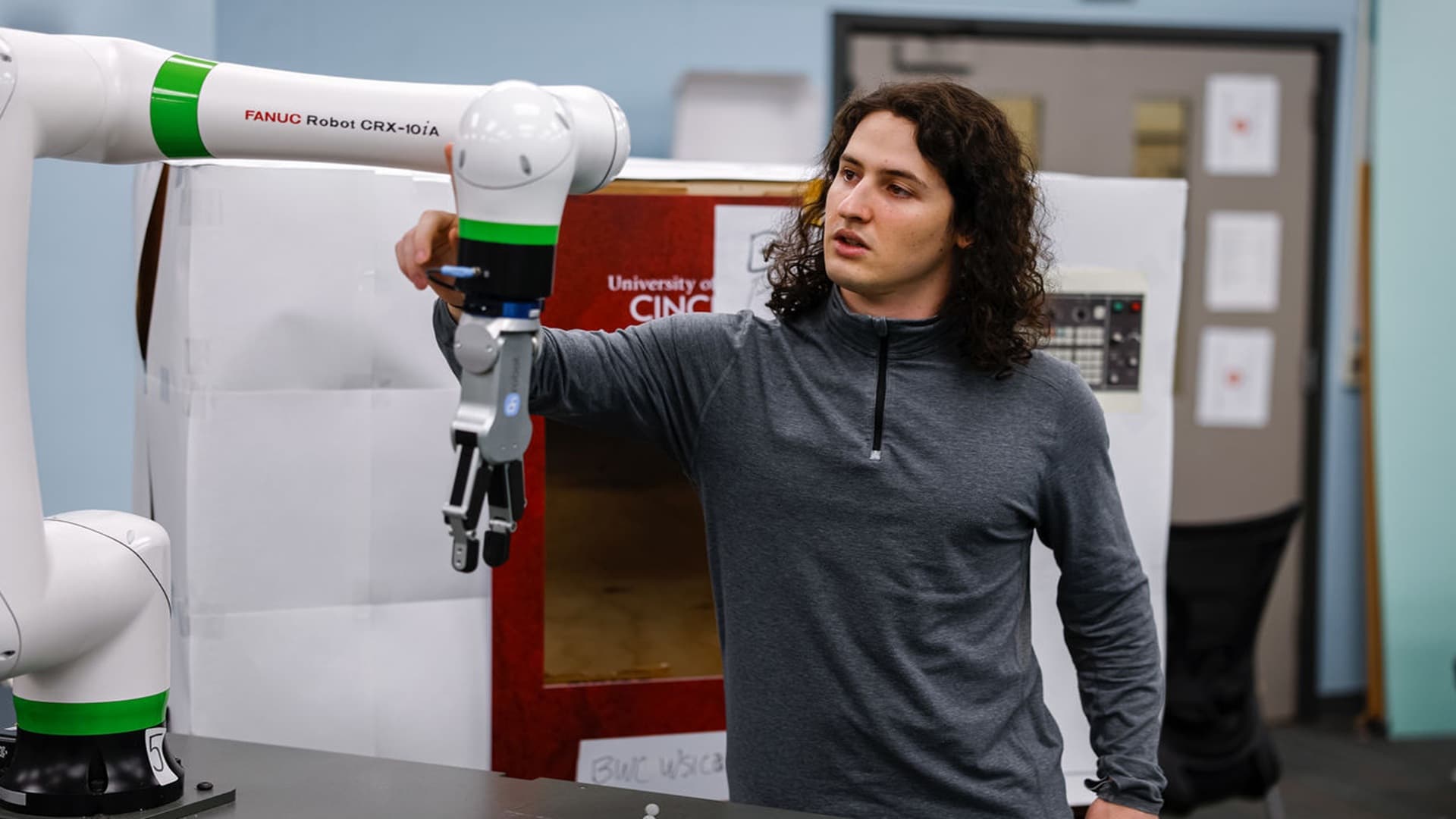 Dual-arm robot design keeps satellites stable during repair in space